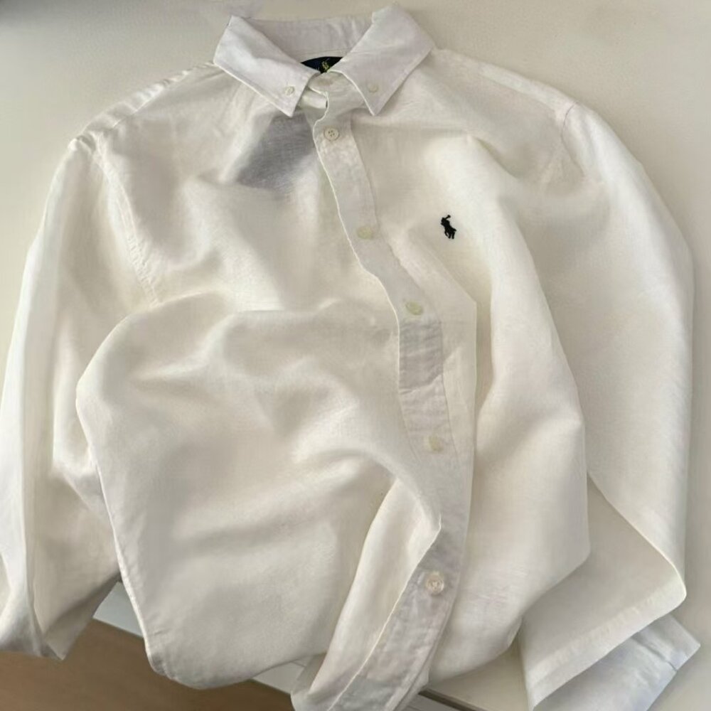 Elegant white long-sleeved shirt with classic design, suitable for many occasion